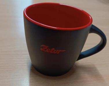 Hrnek černý s logem Zetor